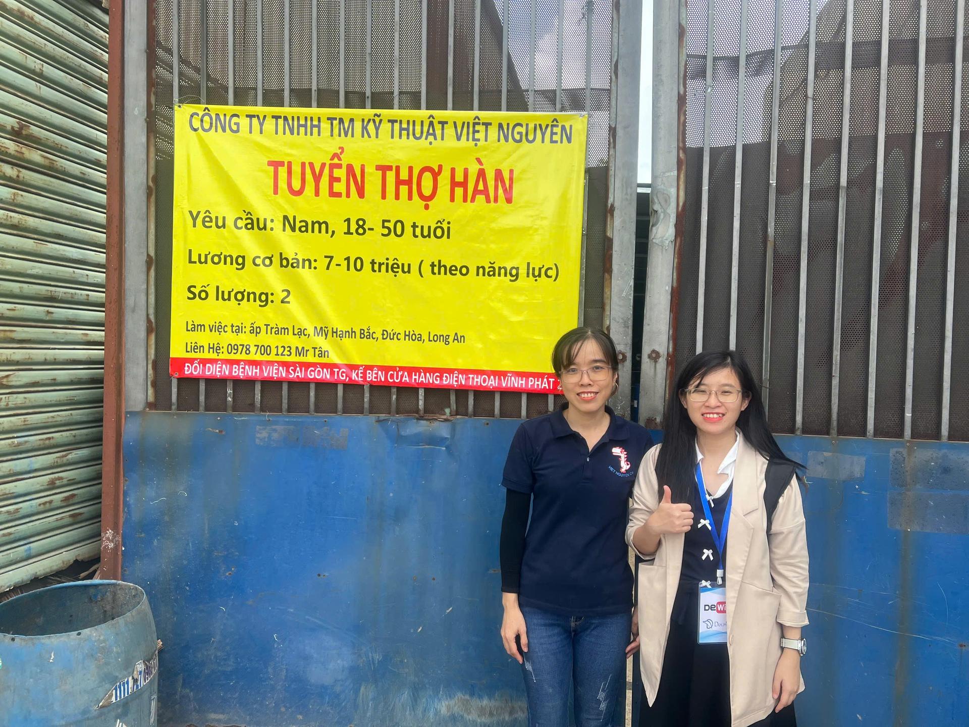 DEWIN sourcing team on the ground with a factory sales team leader in Vietnam