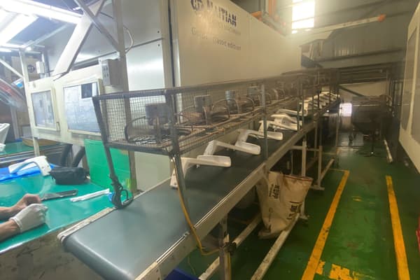 Conveyor belt for transporting semi-finished products