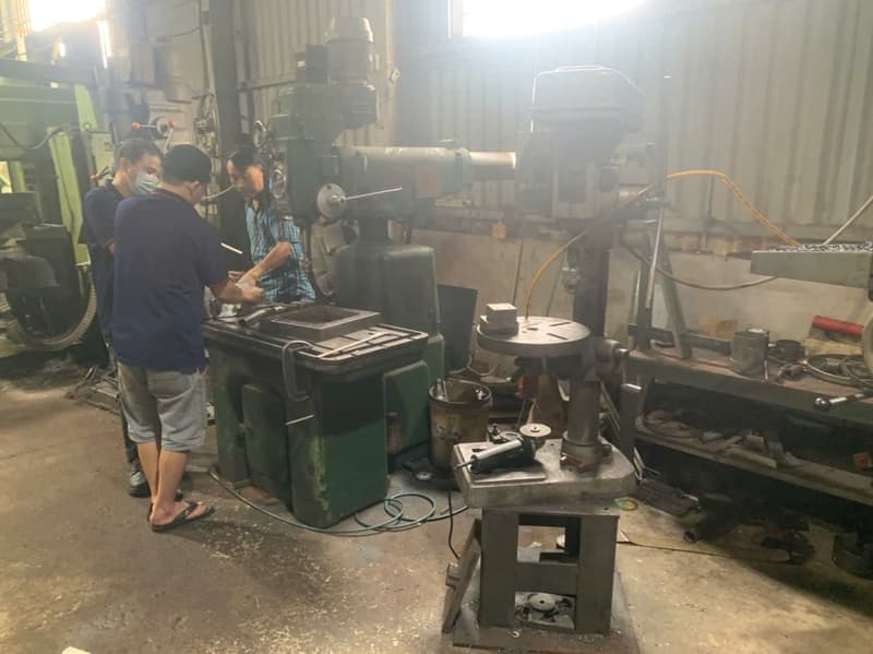 CNC lathe in production at Chau Hiep Phat Mold Mechanical, a DEWIN-verified Vietnamese supplier facility