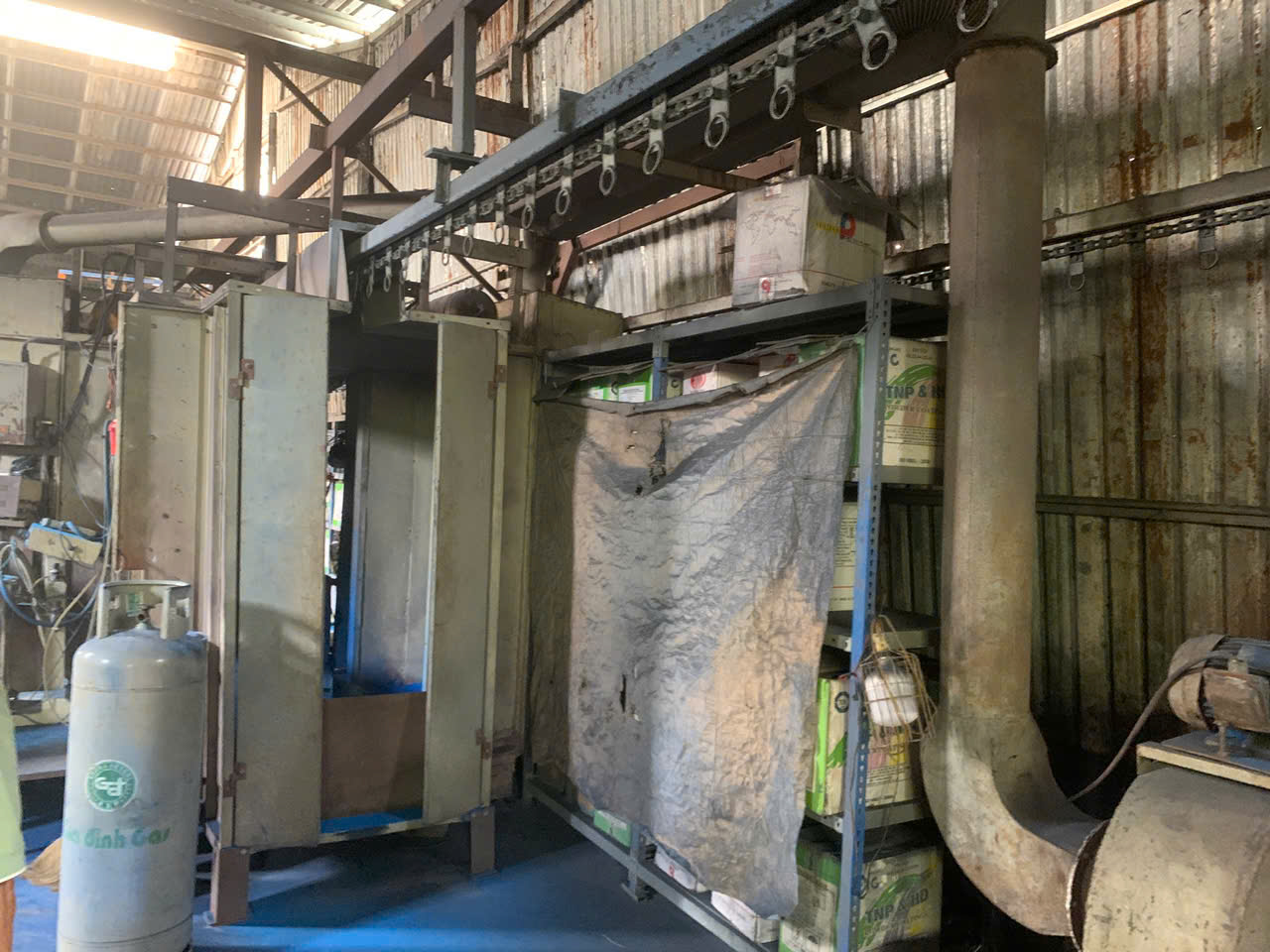 Automated powder coating conveyor system in Vietnam manufacturing facility
