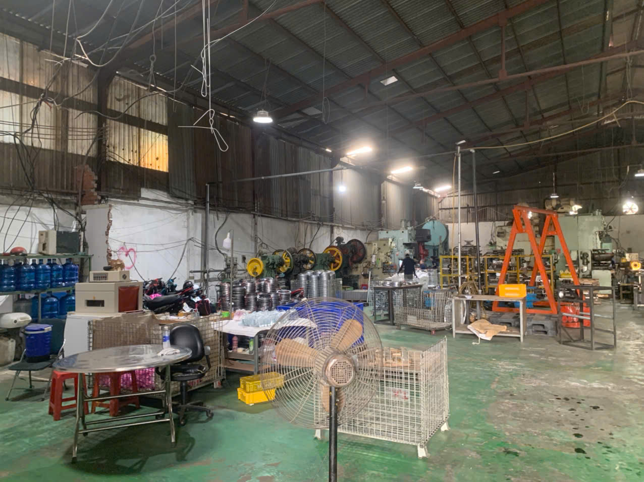 Overview of Vietnamese CNC machining workshop with multiple machine centers